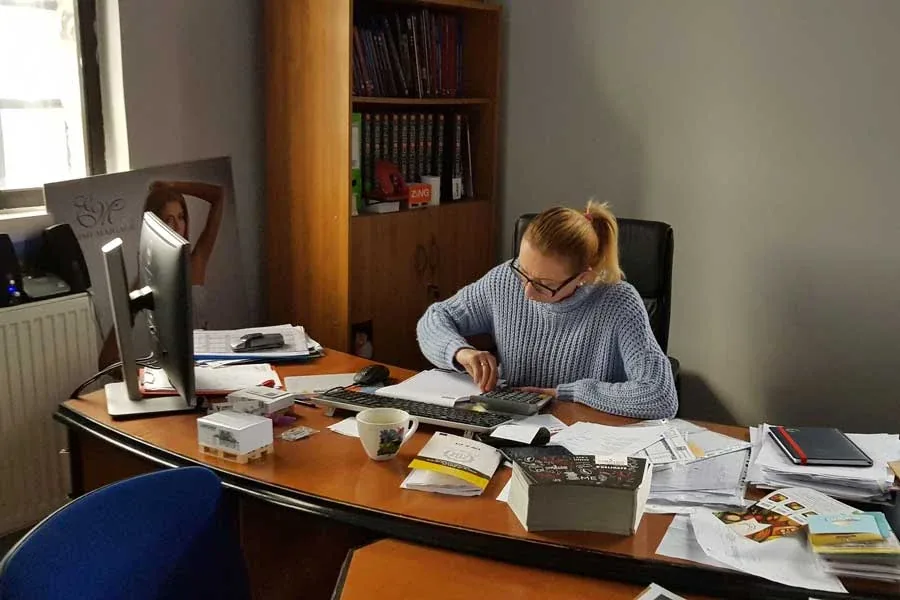 Sylwia Sułek przy biurku w Virgo Poligrafia