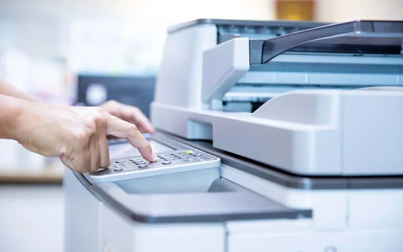 Obsługa drukarki cyfrowej z podajnikiem papieru
