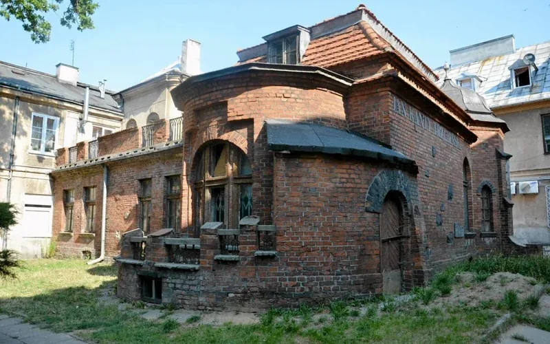 Ceglany budynek związany z historią drukarstwa w Radomiu
