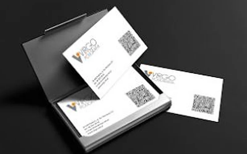 Białe wizytówki Virgo z kodem QR na ciemnym tle
