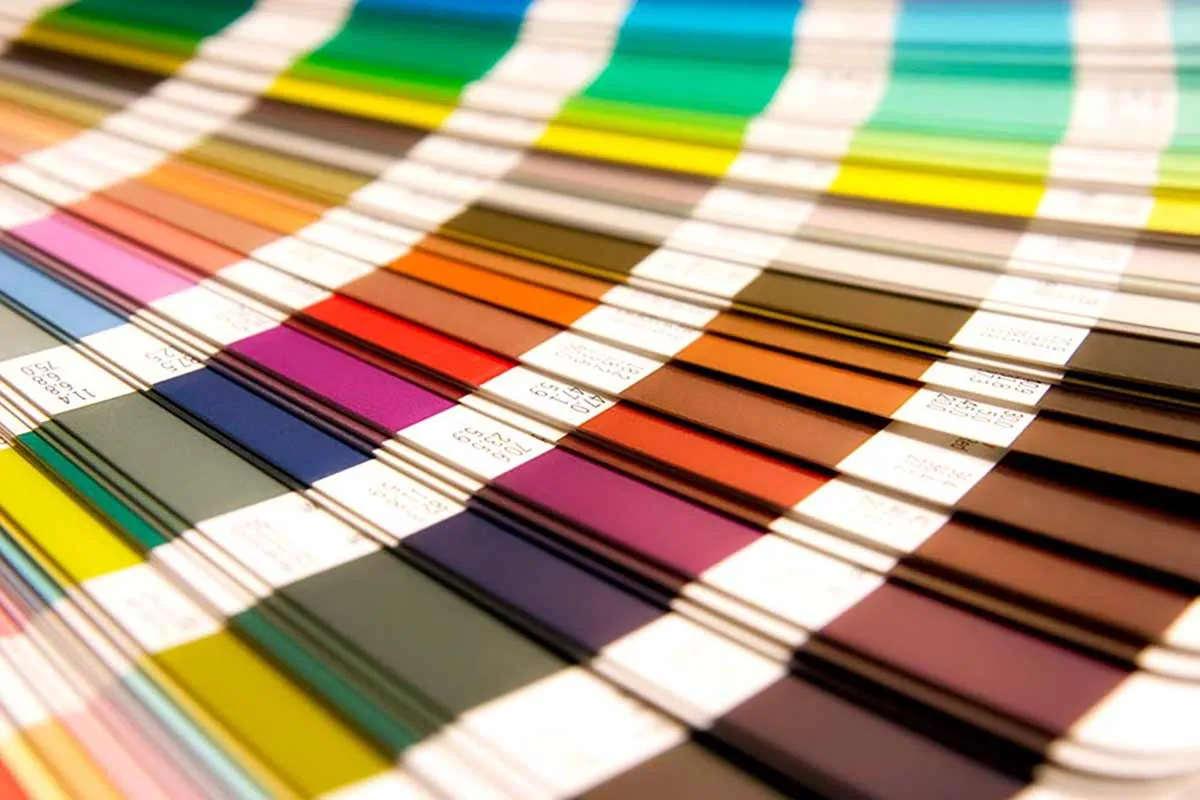 Wachlarzowy wzornik Pantone z próbkami kolorów do druku